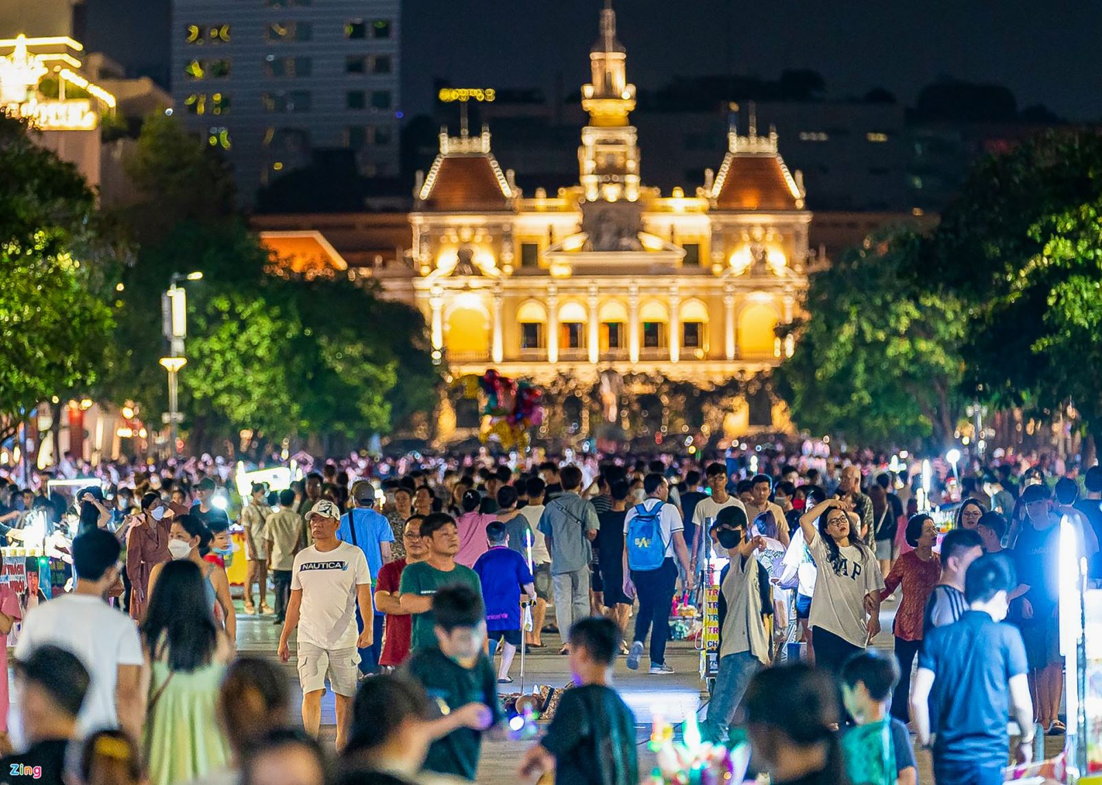 nguyen_hue_walking_street_ho_chi_minh_city_vietnam